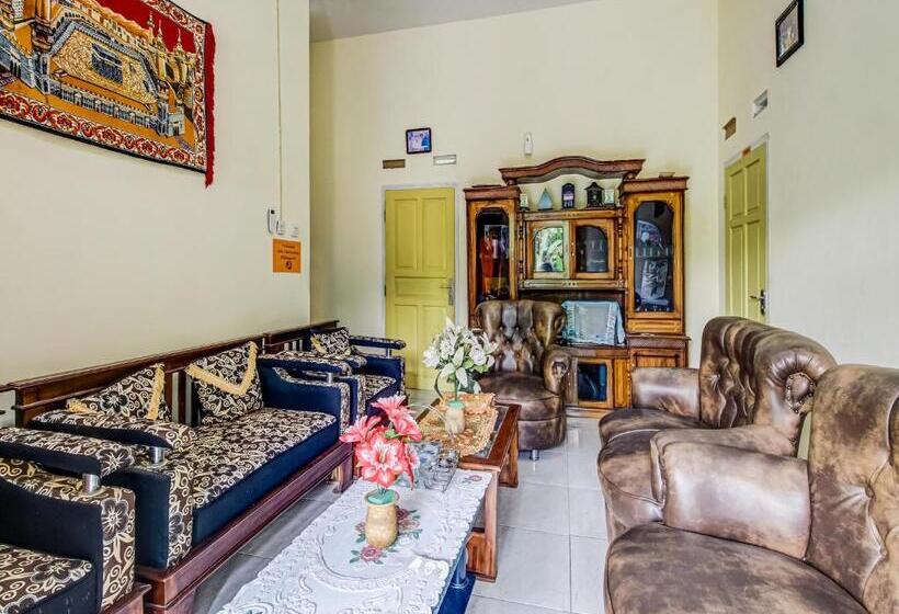 Отель Oyo Homes 91114 Desa Wisata Bangunharja