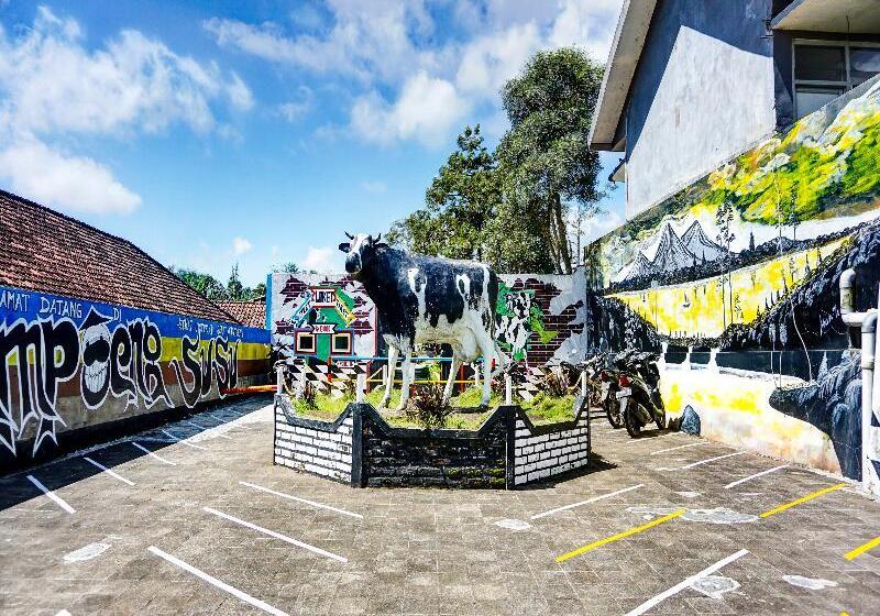 בית מלון כפרי Oyo Homes 91132 Desa Wisata Kalipucang