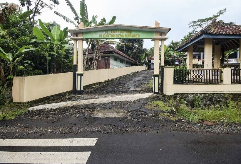 Отель Oyo Homes 91153 Desa Wisata Kawasen