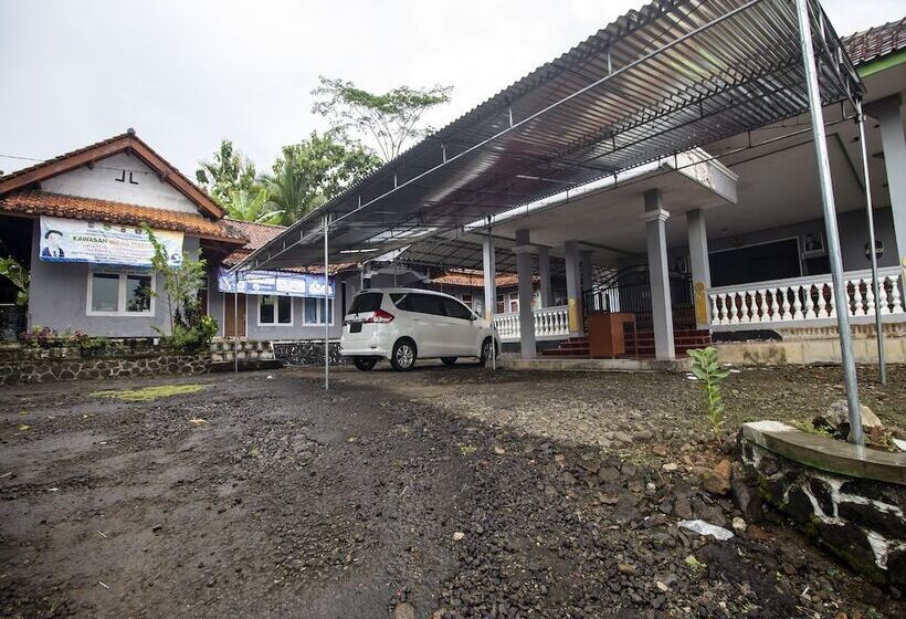 Отель Oyo Homes 91153 Desa Wisata Kawasen