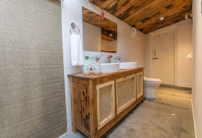 ホテル Seclude Shimla, Taraview