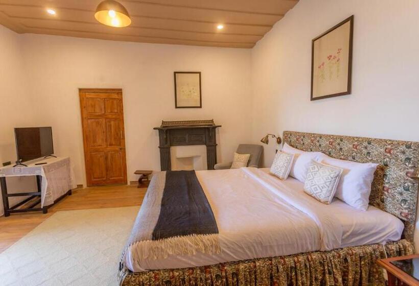 ホテル Seclude Shimla, Taraview