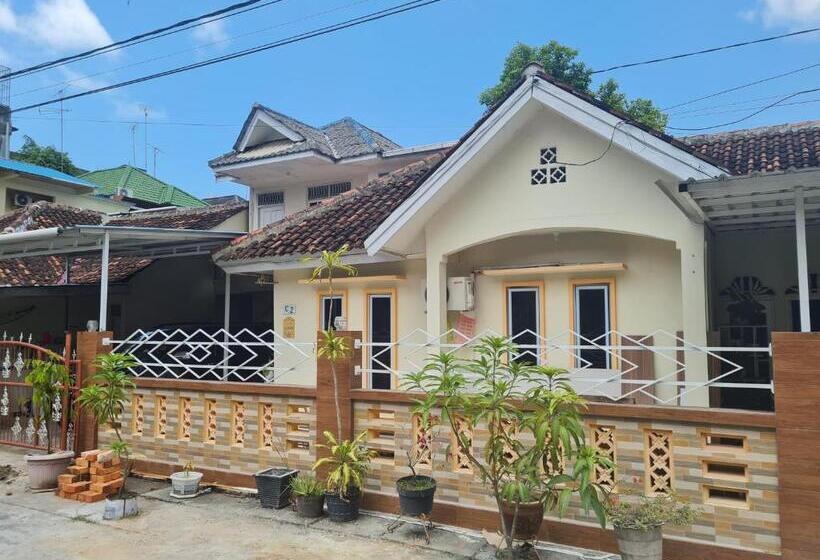 호텔 Wisma Pinggir Mitra Reddoorz