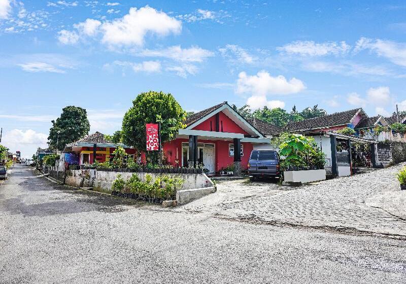 Отель Oyo Homes 91103 Desa Wisata Lembah Gunung Tumpeng