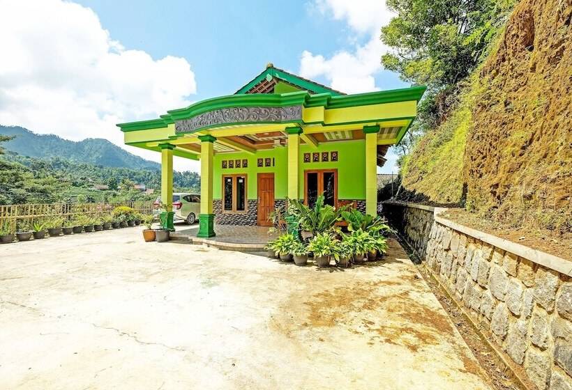 ホテル Spot On 91095 Desa Wisata Conto