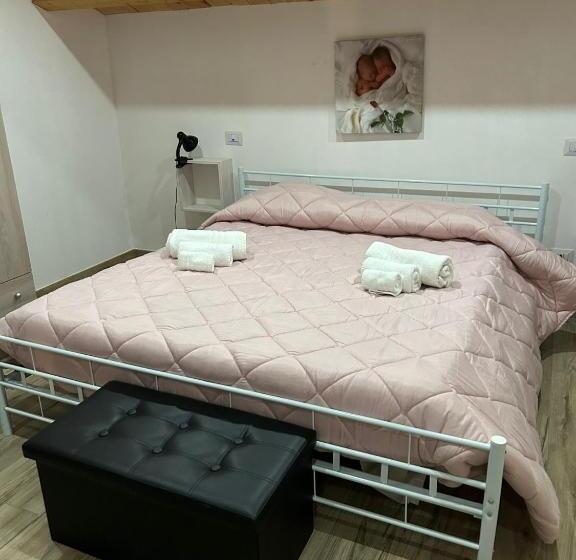 تختخواب و صبحانه Debel House