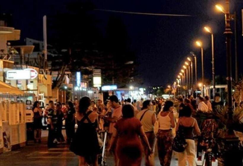 تختخواب و صبحانه Debel House