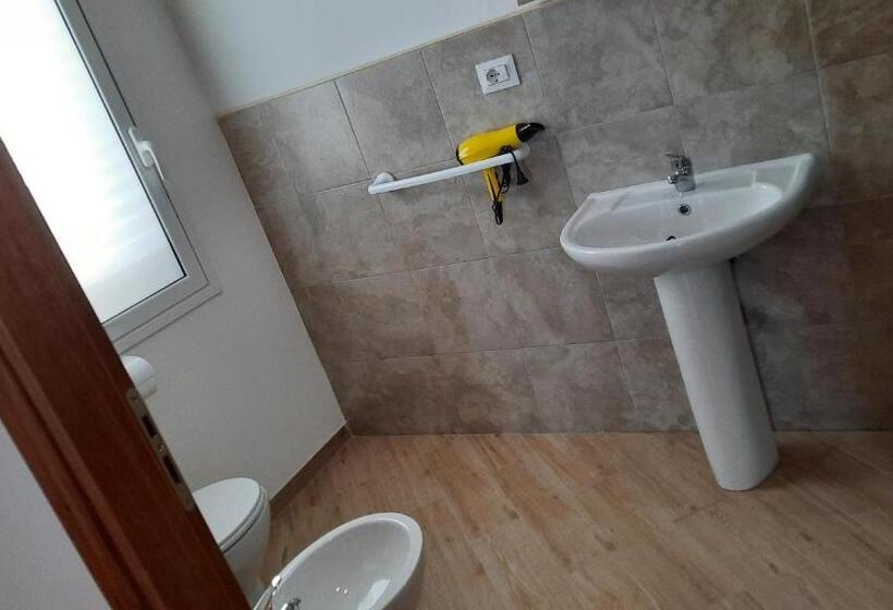 تختخواب و صبحانه Debel House