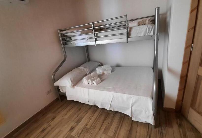 تختخواب و صبحانه Debel House