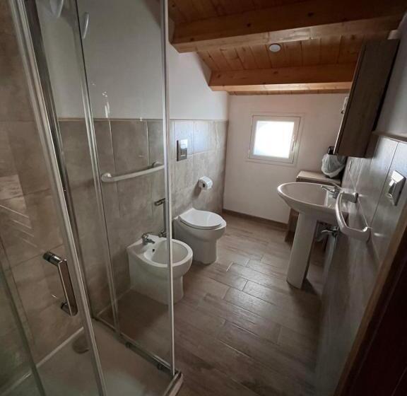 تختخواب و صبحانه Debel House