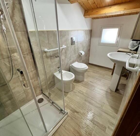 تختخواب و صبحانه Debel House