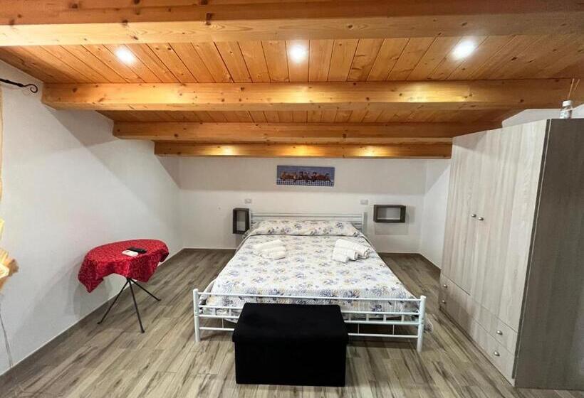 تختخواب و صبحانه Debel House