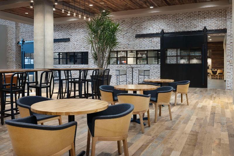 هتل Embassy Suites By Hilton Bowling Green