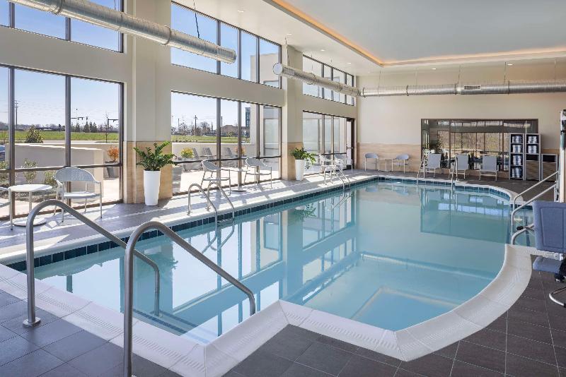 هتل Embassy Suites By Hilton Bowling Green