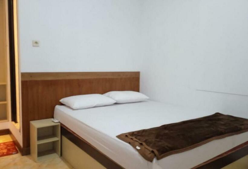 호텔 Gorland Hostel Near Gor Satria Purwokerto Mitra Reddoorz