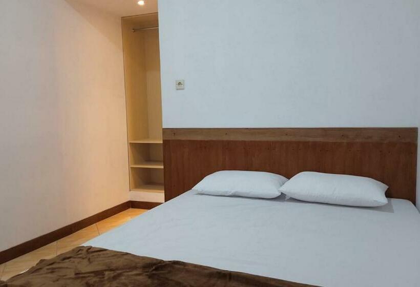 호텔 Gorland Hostel Near Gor Satria Purwokerto Mitra Reddoorz
