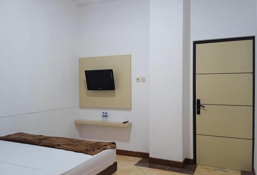 호텔 Gorland Hostel Near Gor Satria Purwokerto Mitra Reddoorz