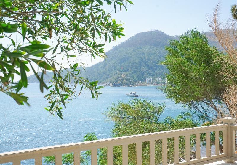 ホテル Perios Beach House Adults Only