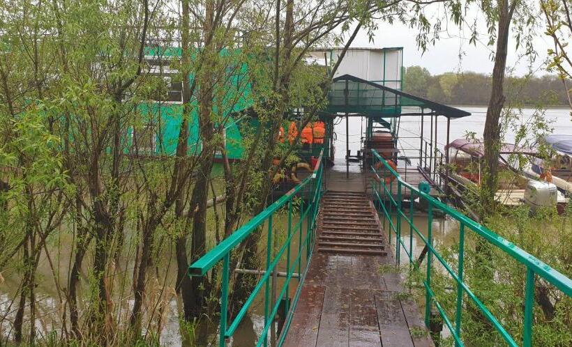 酒店 Restaurant Plutitor Delta Ways