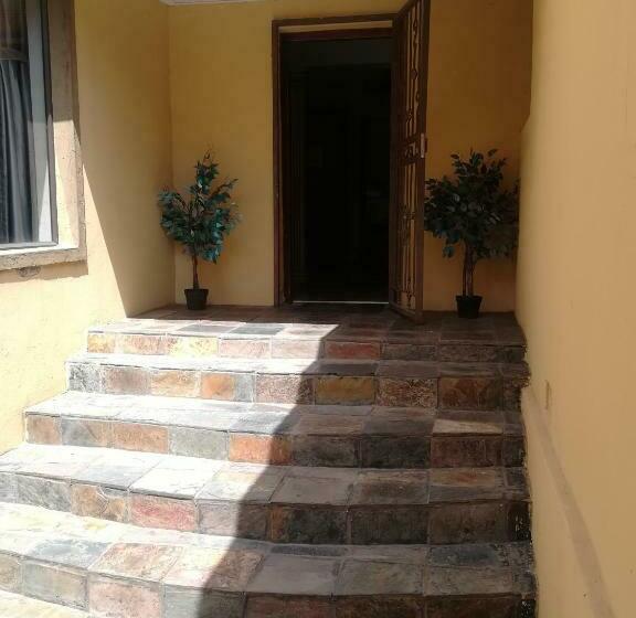 פנסיון Little Paradise Venue And Guesthouse