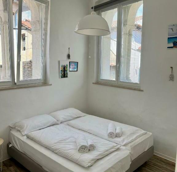 هاستل Old Court Koper