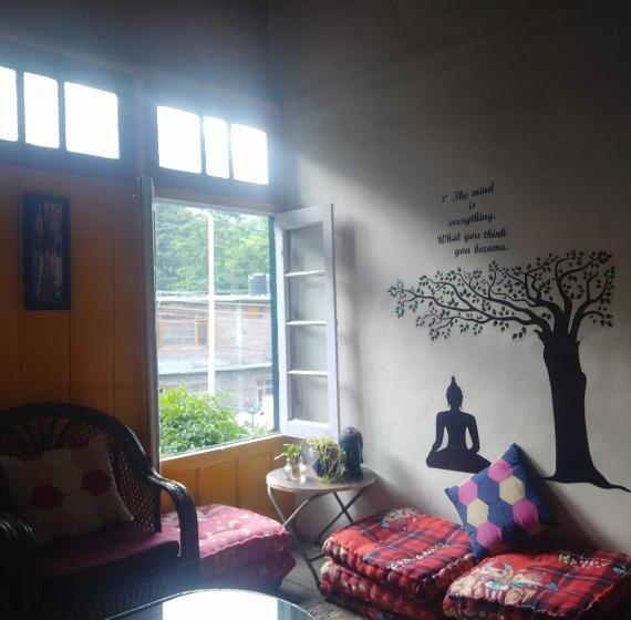 تختخواب و صبحانه The Prasher Lodge, Near Mall Road Manali