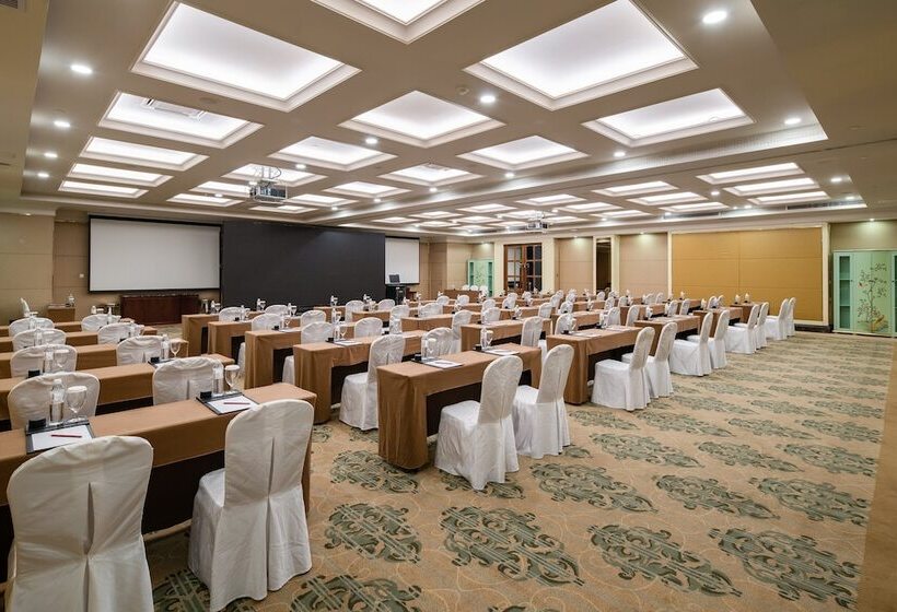 Отель Crowne Plaza Resort Sanya Bay, An Ihg