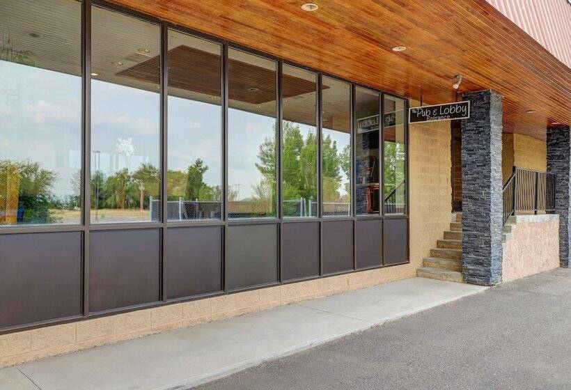 Motel 6 Brooks Ab