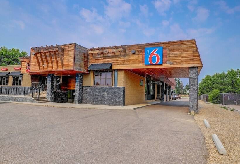 Motel 6 Brooks Ab