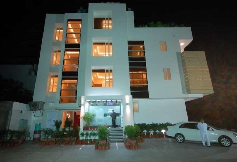 Отель Nangi S Pride