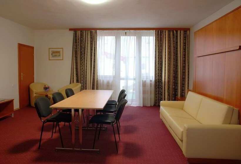 בית מלון כפרי & Penzión Grand Matej