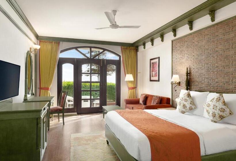 בית מלון כפרי Ramada By Wyndham Mussoorie Mall Road