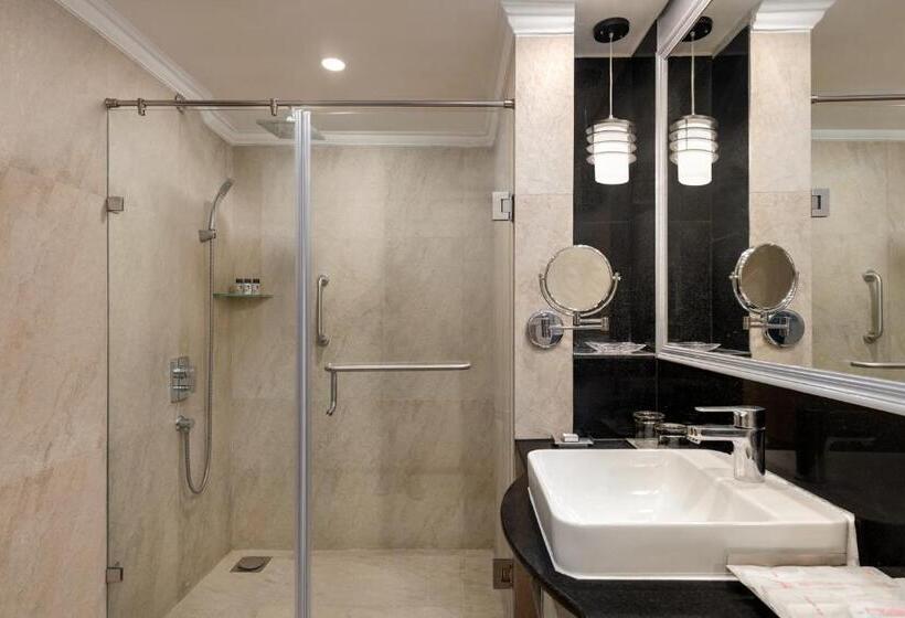 ホテル Ramada By Wyndham Mussoorie Mall Road