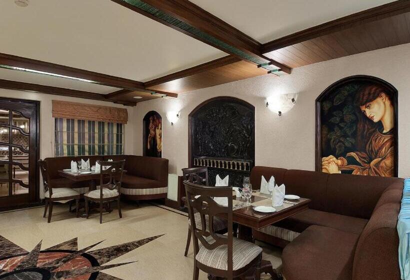 ホテル Ramada By Wyndham Mussoorie Mall Road