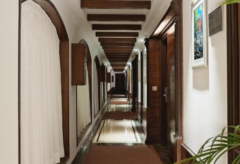 ホテル Ramada By Wyndham Mussoorie Mall Road