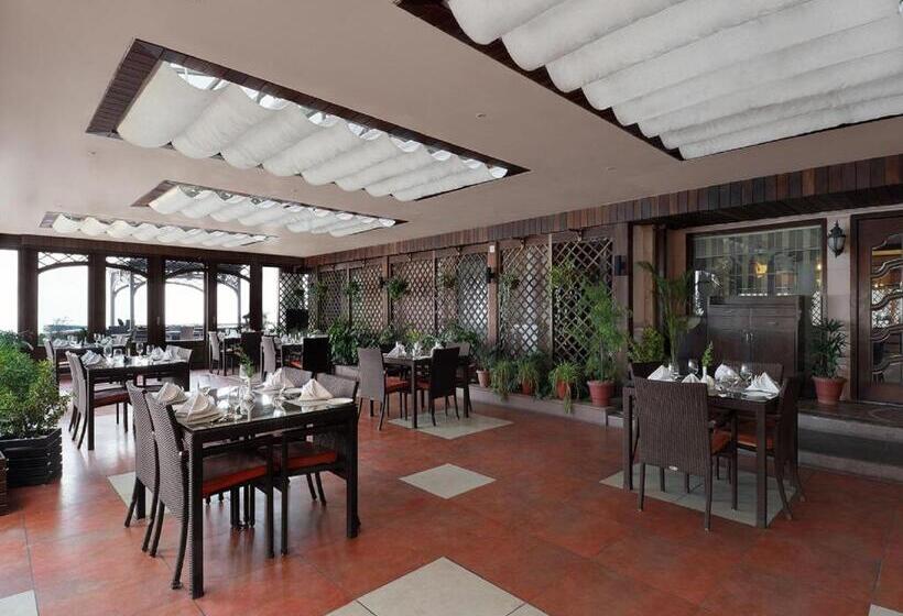 ホテル Ramada By Wyndham Mussoorie Mall Road