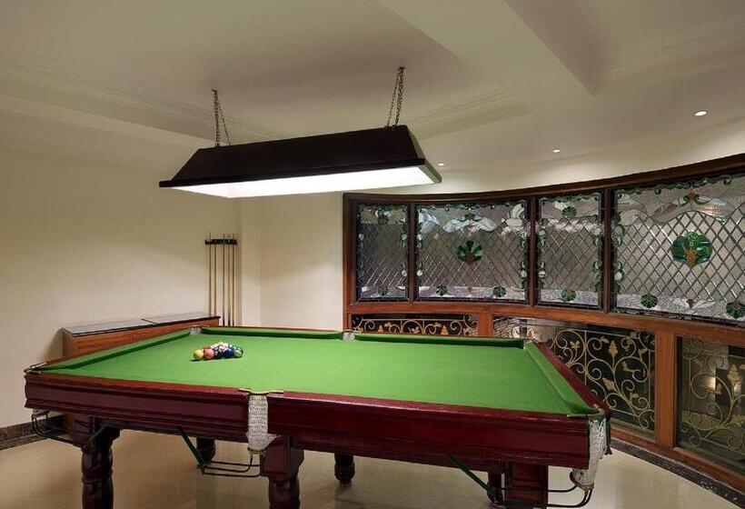 ホテル Ramada By Wyndham Mussoorie Mall Road