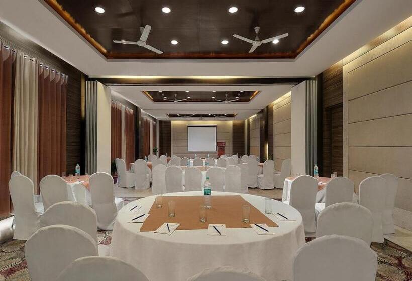 ホテル Ramada By Wyndham Mussoorie Mall Road