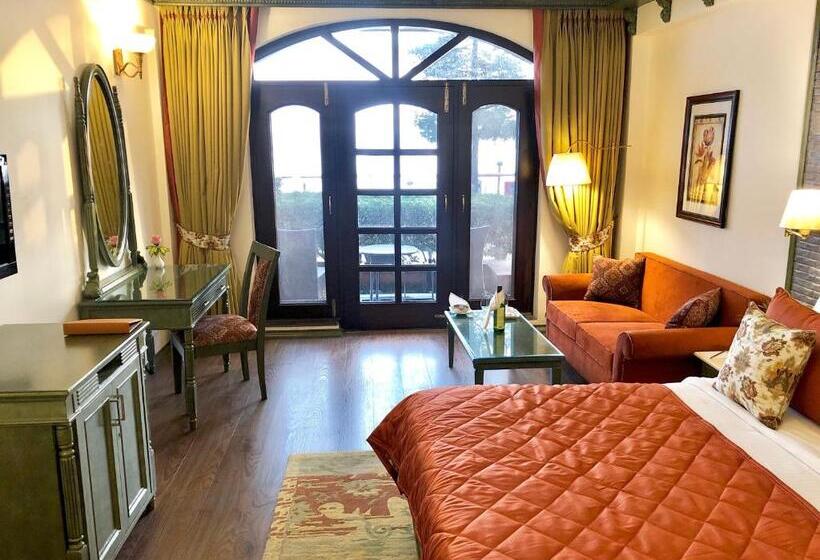 ホテル Ramada By Wyndham Mussoorie Mall Road