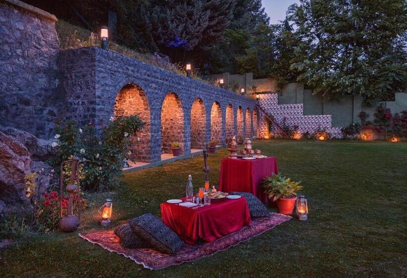 ホテル Golden Tulip Srinagar