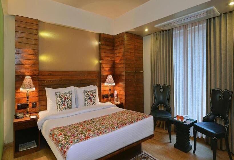 בית מלון כפרי Golden Tulip Srinagar