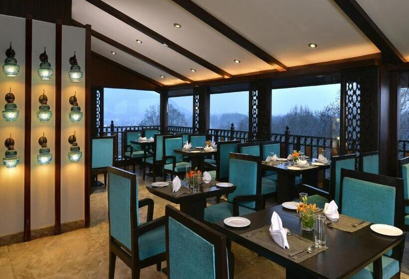 בית מלון כפרי Golden Tulip Srinagar