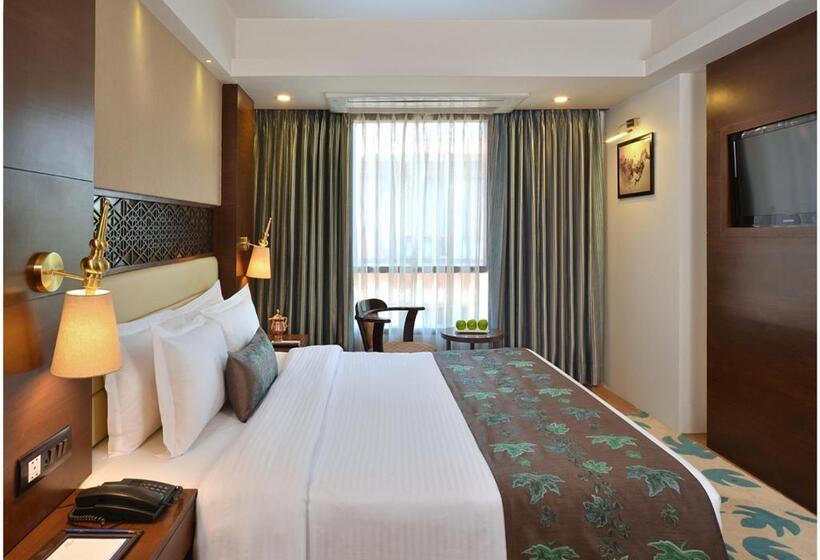 ホテル Golden Tulip Srinagar