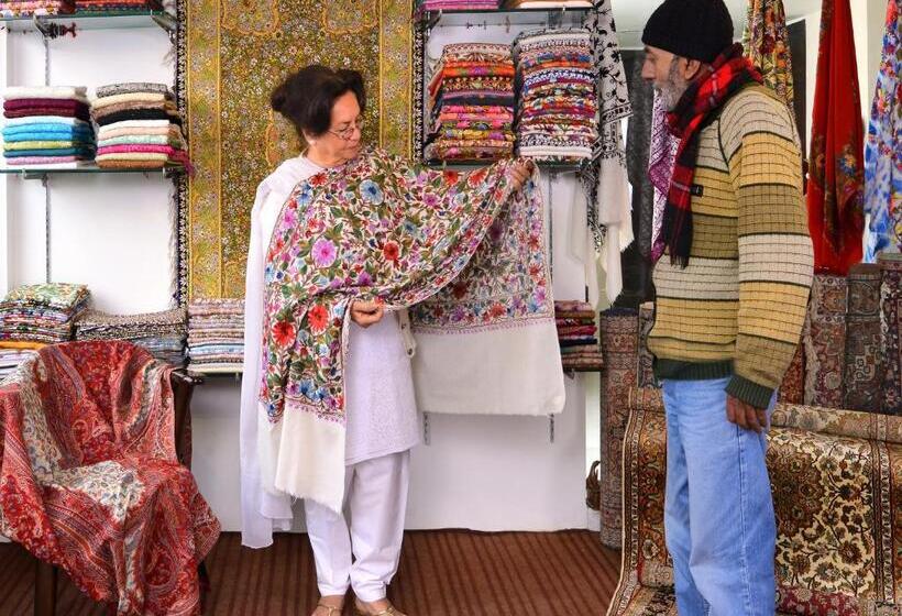 ホテル Golden Tulip Srinagar