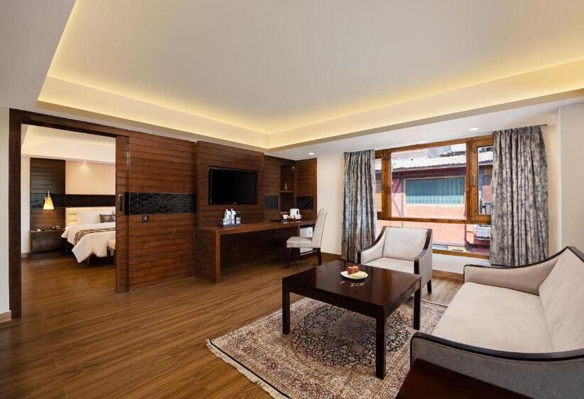 ホテル Golden Tulip Srinagar