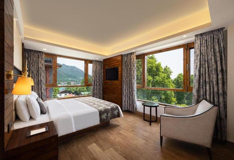 ホテル Golden Tulip Srinagar