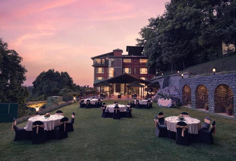 ホテル Golden Tulip Srinagar