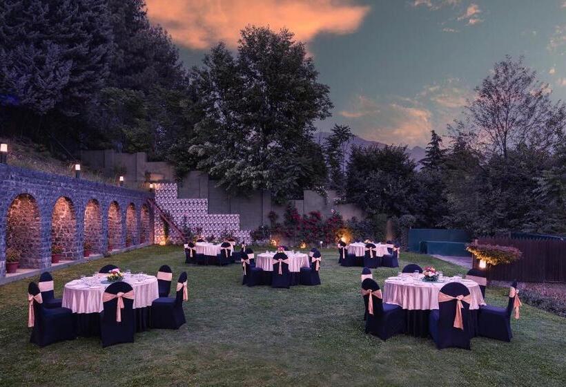 בית מלון כפרי Golden Tulip Srinagar