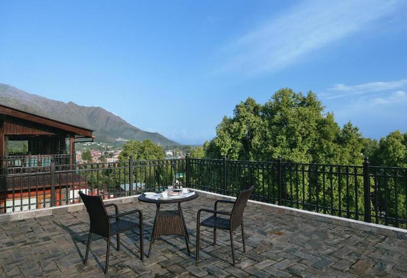 ホテル Golden Tulip Srinagar