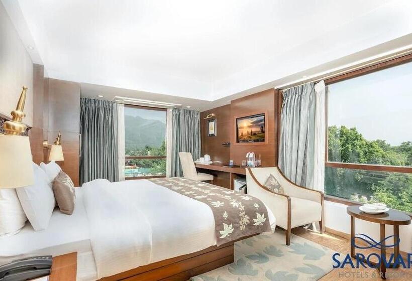 ホテル Golden Tulip Srinagar